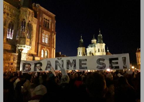 "Wehren wir uns!" Steht auf dem Plakat.