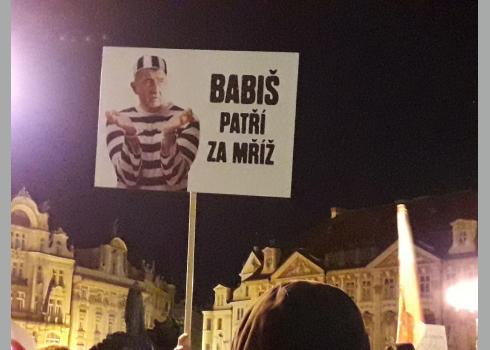 "Babiš gehört hinter Gitter" steht auf dem Plakat.
