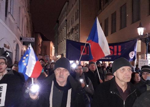 Tausende Demonstranten jeden Alters säumten die Straßen.