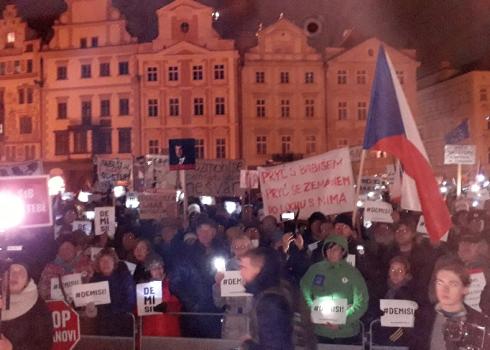 Tausende von Demonstranten fordern den Rücktritt. Der Protestmarsch wurde live im Internet übertragen.