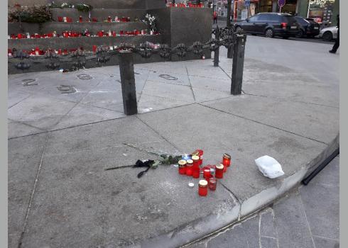 An dem Ort des Geschehens legten Menschen Kerzen und Blumen nieder. Im Hintergrund die Kerzen für Jan Palach.