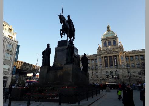 Vor dem Denkmal des Heiligen Wenzels zündete sich der Mann am 18.01.2019 selbst an.