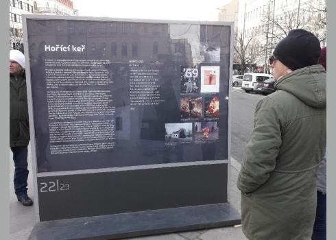 Informationstafeln vor dem Denkmal des Heiligen Wenzels erinnern an die Geschehnisse vor 50 Jahren.