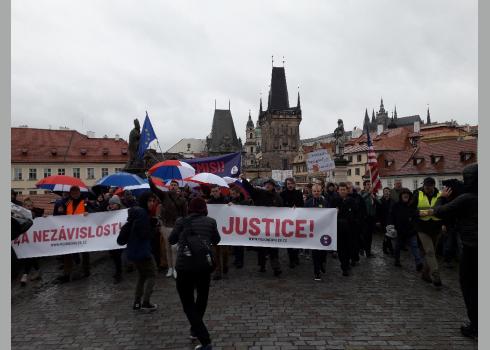 „Marsch für eine unabhängige Jusitz“ auf der Prager Karlsbrücke