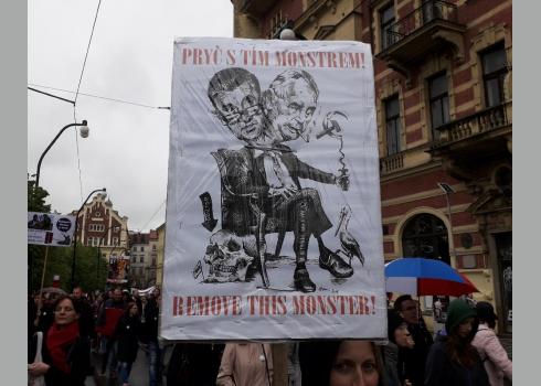 Babiš und Zeman als politische Fehlbildung. „Weg mit dem Monster“ steht auf dem Plakat. 