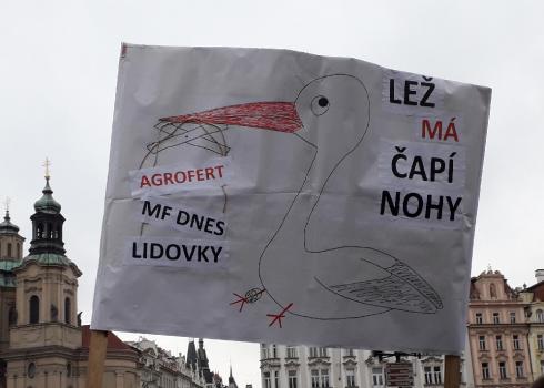 „Lügen haben kurze Beine“ steht auf dem Plakat.