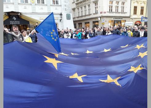 Die Demonstranten sind für einen Verbleib in der EU und zeigen dies mit übergroßen EU-Fahnen.
