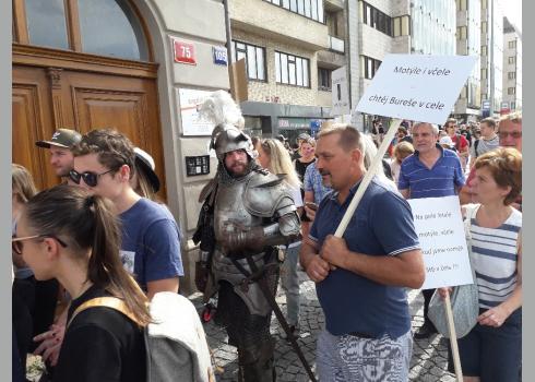 Tausende Demonstranten strömten zu Fuß von der Haltestelle Hradcanska. Einige in sehr fantasievollen Kostümen.