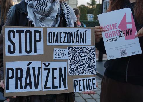 Auf dem Plakat steht: „Stoppt die Einschränkung der Frauenrechte!“