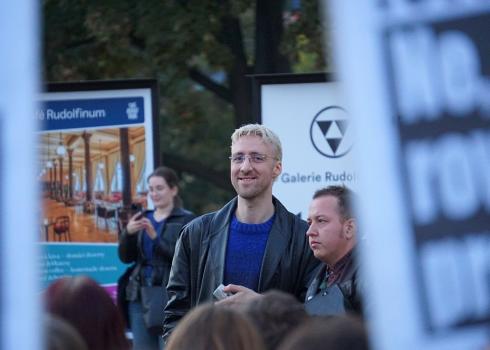 Erik Bartoš: Redner und Chefredakteur des queeren Magazins Qult.cz.