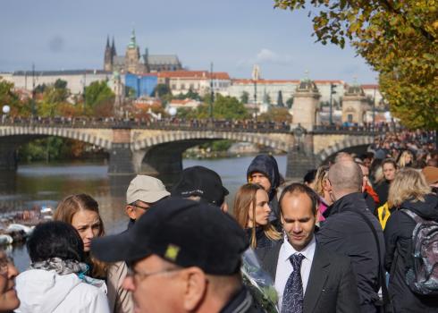 Tausende Tschechen säumen den Weg von der Brücke "Most Leggií bis zum Sophienpalais. Foto: Kountouroyanis