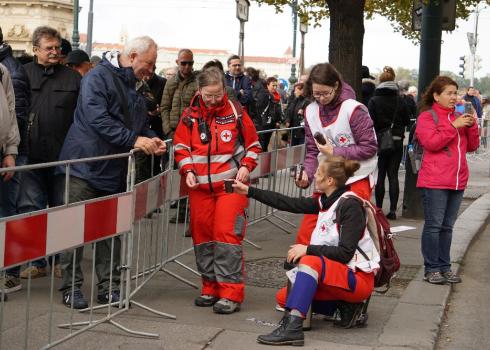Das Tschechische Rote Kreuz schenkt an die Wartenden heißen Kaffee aus.