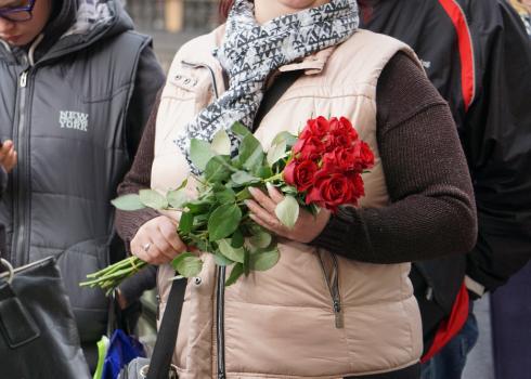 Viele bringen Blumen mit, um sie für Karel Gott im Palais niederzulegen.