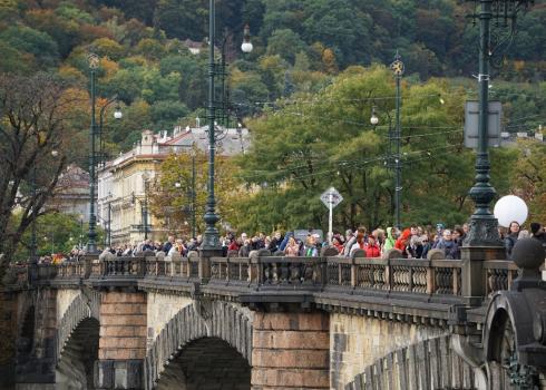 Stundenlang laufen die Fans im Schritttempo zum Sophienpalais.