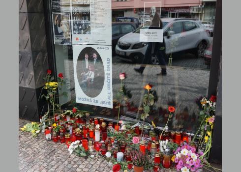 An vielen Orten in Prag, wie hier im Stadtteil Dejvice, legen die Prager Blumen nieder und zünden Kerzen für Karel Gott an. 