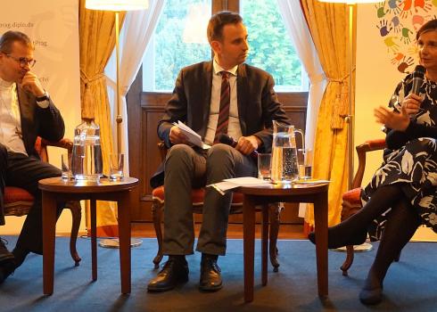 Katrin Göring-Eckardt und Mons. Tomáš Holub in der Deutschen Botschaft Prag (Foto: Kountouroyanis)