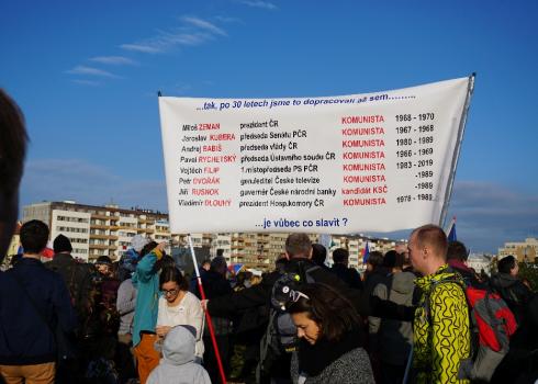 Ein weiteres Plakat mit dem Vorwurf, das ständig nur Alt-Kommunisten an der Macht gewesen seien. Foto: K. Kountouroyanis