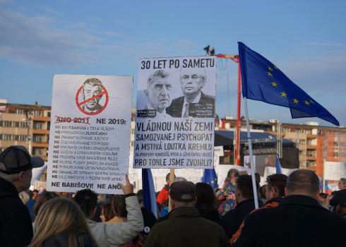 30 Jahre nach der Sanften Revolution. Diese Plakatträger werfen dem Ministerpräsidenten Zeman und Premierminister Babiš Mitgliedschaften im Geheimdienst der alten ČSSR vor. Foto: K. Kountouroyanis