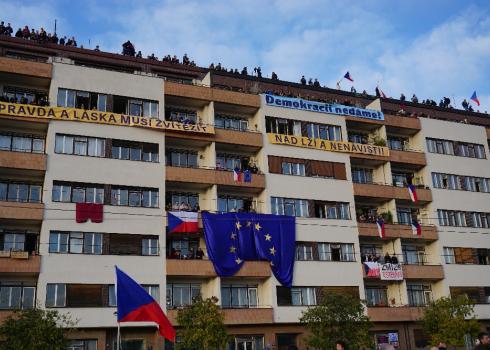 Einige der Wohnungsinhaber dieses Hauses luden die Demonstranten auf ihre Balkone ein. Foto: K. Kountouroyanis