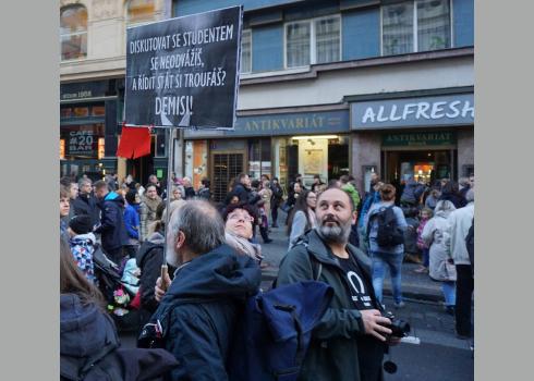 Passanten tragen ihren Protest gegen den amtierenden Premierminister während des Volksfestes auf die Straße. Foto: K. Kountouroyanis