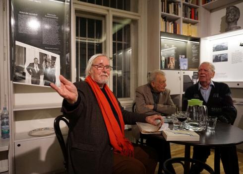 František Černý (Mitte) moderierte die Diskussion. Foto: Konstantin Kountouroyanis