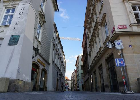 Eine Seitenstraße am Altstädter Ring. Menschenleer! Foto: K. Kountouroyanis