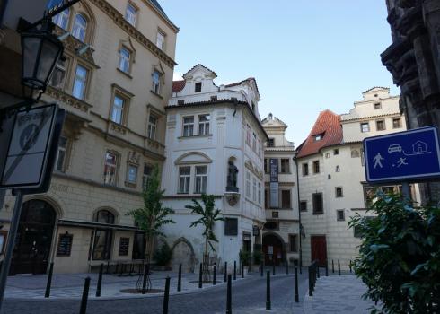 Eine Straße hinter der Teynkirche wird zum Kleinod. Foto: K. Kountouoroyanis