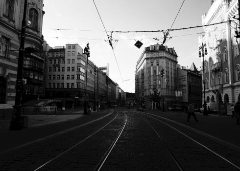 Viele Prager fühlen sich an die Ruhe vor der Wende von 1989 erinnert, als nur wenige Ausländer in Prag waren. Die Revoluční-Straße. Foto: K. Kountouroyanis