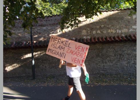 Anti-Merkel-Demonstrant und Islamgegner beim diesjährigen Merkel-Besuch in Prag