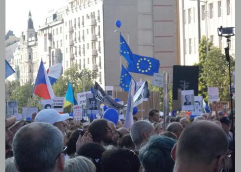 Tschechen demonstrieren gegen den Premierminister. Das Foto wurde auf einer Demonstration am 05.06.2018 auf dem Wenzelsplatz aufgenommen.