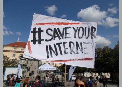 Demonstration in Prag gegen EU-Gesetzesnovelle. "Rettet Euer Internet" steht auf dem Plakat.