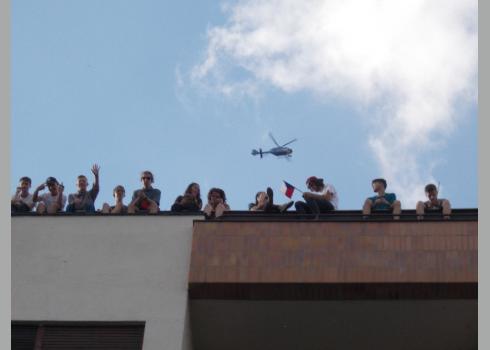 Ein Polizeihubschrauber tauchte plötzlich über den Demonstranten auf. Pro Babis-Demonstranten versuchten mit Unterstützung der Polizei die Störenfriede aus dem Haus zu jagen.