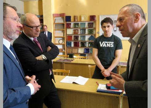 Besuch des Theorieunterrichts der Klasse der Ofensetzer an der Střední odborná škola Jarov. Senator Ties Rabe (zweiter von links) im Gespräch mit dem Innungsmeister (rechts im Bild).