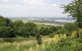 Pálava: Blick auf das obere und mittlere Wasserreservoir der Neumühler Stauseen