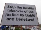 Botschaft eines Demonstranten: „Stoppt die feindliche Übernahme der Justiz durch Babiš und Benešová.“ Botschaft eines Demonstranten: „Stoppt die feindliche Übernahme der Justiz durch Babiš und Benešová.“