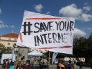 Demonstration in Prag gegen EU-Gesetzesnovelle. "Rettet Euer Internet" steht auf dem Plakat. Demonstration in Prag gegen EU-Gesetzesnovelle. "Rettet Euer Internet" steht auf dem Plakat.