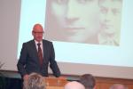 Foto 1: Prof. Dr. Manfred Weinberg bei einem Vortrag im Österreichischen Kulturforum Prag.