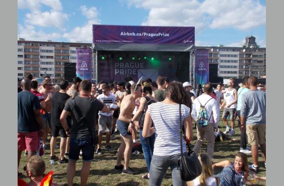 Ausgelassene Party bei heißen Techno-Klängen. Es gab insgesamt drei Tanzbühnen.