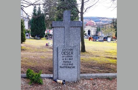 Grabstein von Anton Öser auf dem städtischen Friedhof in Neustadt a. T.