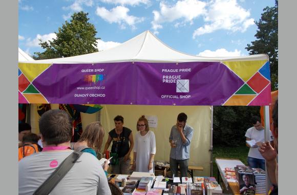 Am Bücherstand konnte man Literatur zu LGBT-Themen erwerben.