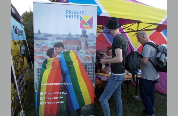 Das offizielle Veranstaltungsposter zu Prague Pride 2016. Zwei Männer, die den Blick auf die Prager Altstadt genießen.