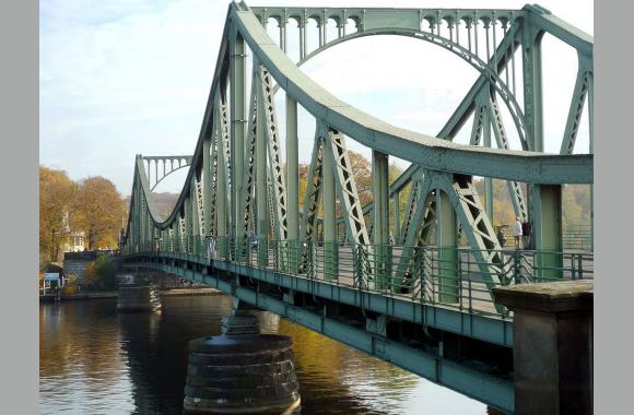 Die Glienicker Brücke führt über die Havel (Blick: Richtung Osten)