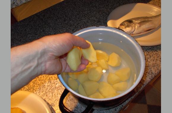 Geben Sie die Kartoffeln in kaltes Wasser und tauschen Sie das Wasser vor dem Kochen komplett aus.