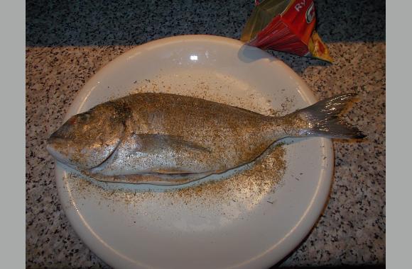 Würzen Sie nun den Fisch nach Belieben mit der Gewürzmischung.