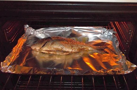 Schieben Sie den Fisch in den Ofen. 120 - 150 Grad Celcius, elektr., Ober- und Unterhitze, ca. 30 Minuten
