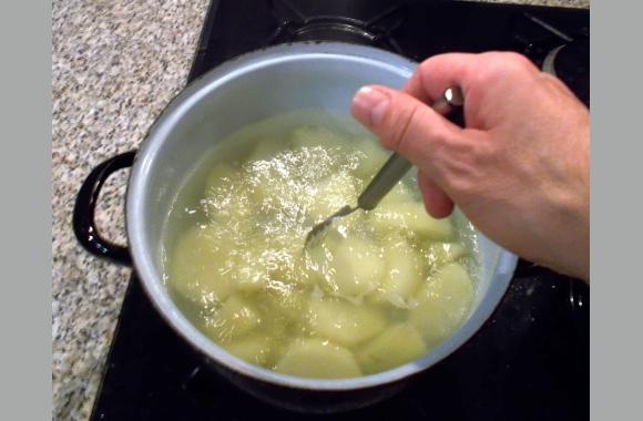 Mit einem Gasherd sind die Kartoffeln in ca. 25 Minuten gar. Der Rosenkohl ungefähr zur selben Zeit.