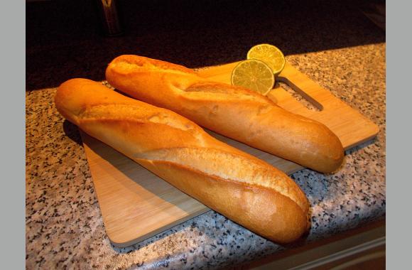 Das Baguette röste ich am liebsten im Backofen und bestreiche es mit Kräuterbutter.