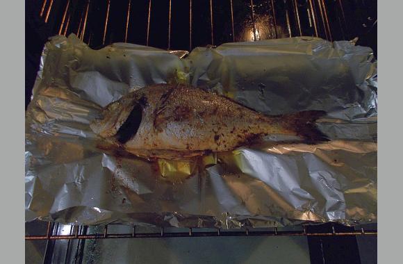 Vorsicht! Den Fisch nicht zu lange im Ofen lassen. Lieber langsam garen.