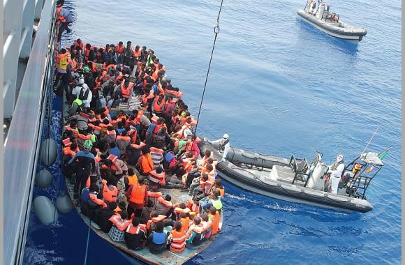 Ein irisches Marineschiff nimmt Flüchtlinge aus dem Mittelmeer auf. Foto: Irish Defence Forces