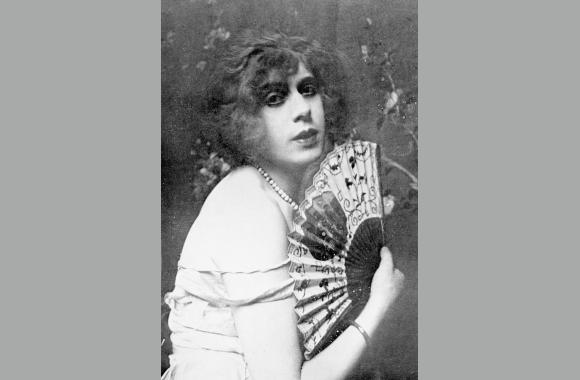 Lili Elbe 1926 | Am 22. April wird das neu errichtete Grab des "Dänischen Mädchens" eingeweiht.